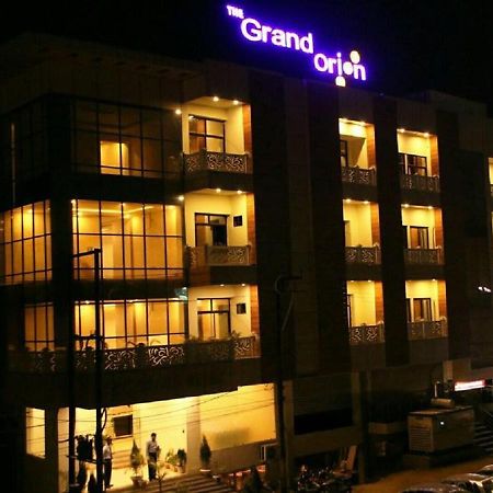 Отель The Grand Orion Chinhat Экстерьер фото