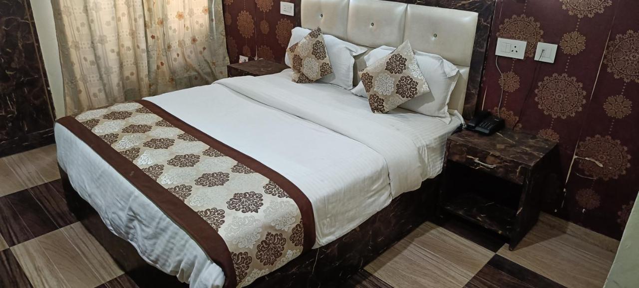 Отель The Grand Orion Chinhat Экстерьер фото