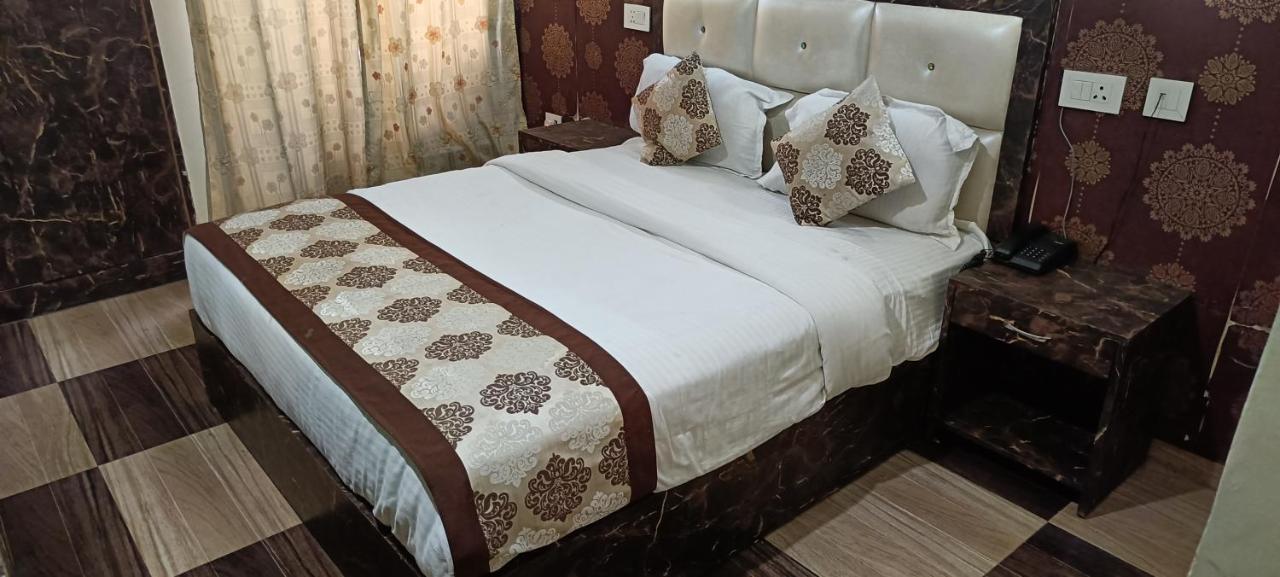 Отель The Grand Orion Chinhat Экстерьер фото