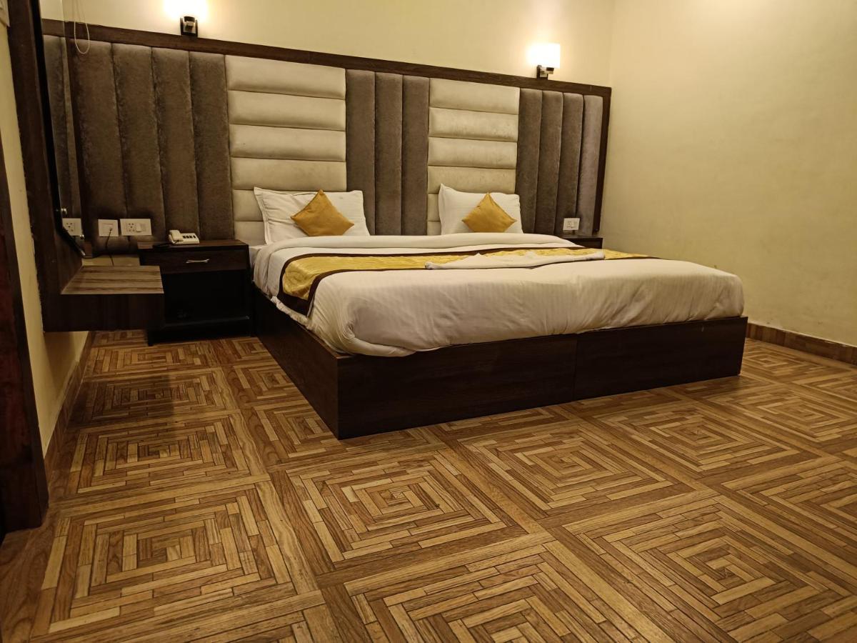 Отель The Grand Orion Chinhat Экстерьер фото