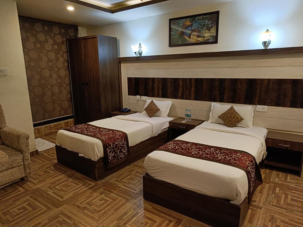 Отель The Grand Orion Chinhat Экстерьер фото